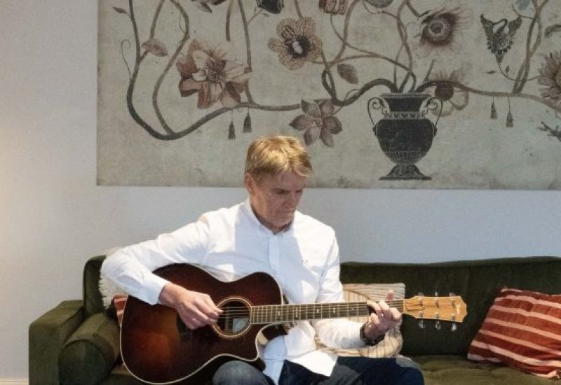 Members Muse with Musician Ian Stokes